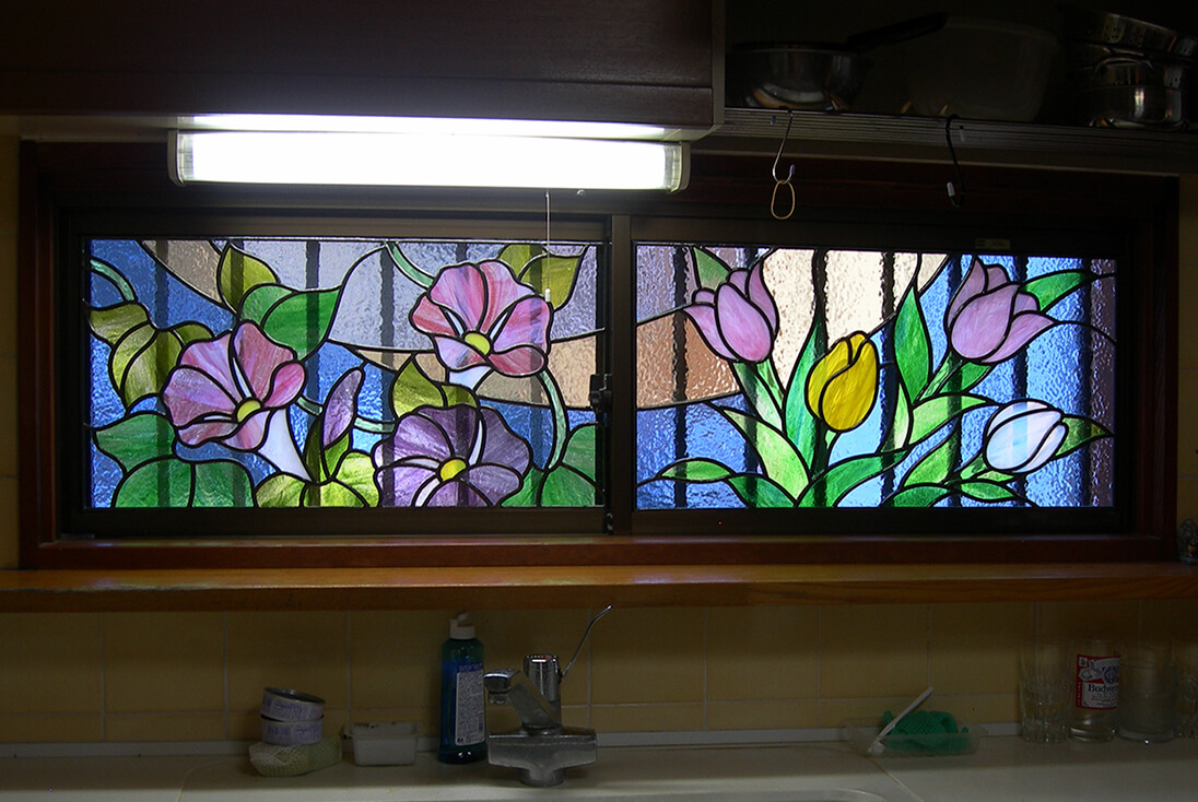 花・植物・風景のデザイン-032「朝顔とチューリップ」 窓に取り付けた朝顔とチューリップのステンドグラス