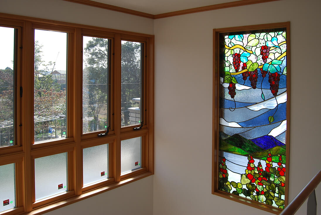花・植物・風景のデザイン-030「葡萄と山の風景」　窓に取り付けた葡萄と風景のステンドグラス