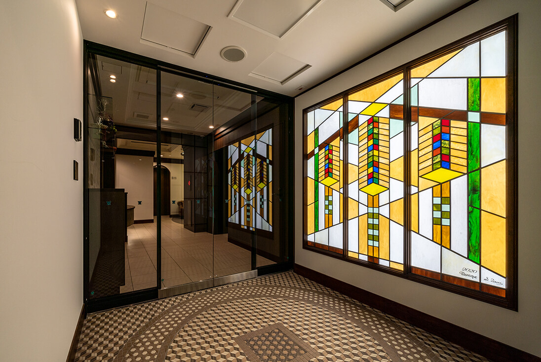 Stay SAKURA Tokyo 浅草 アールデコホテル 玄関に取付・施工した直線デザインのステンドグラス