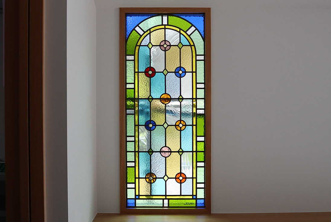 個人邸宅 モダンスタイル-008 カラフルなパターン模様のステンドグラス