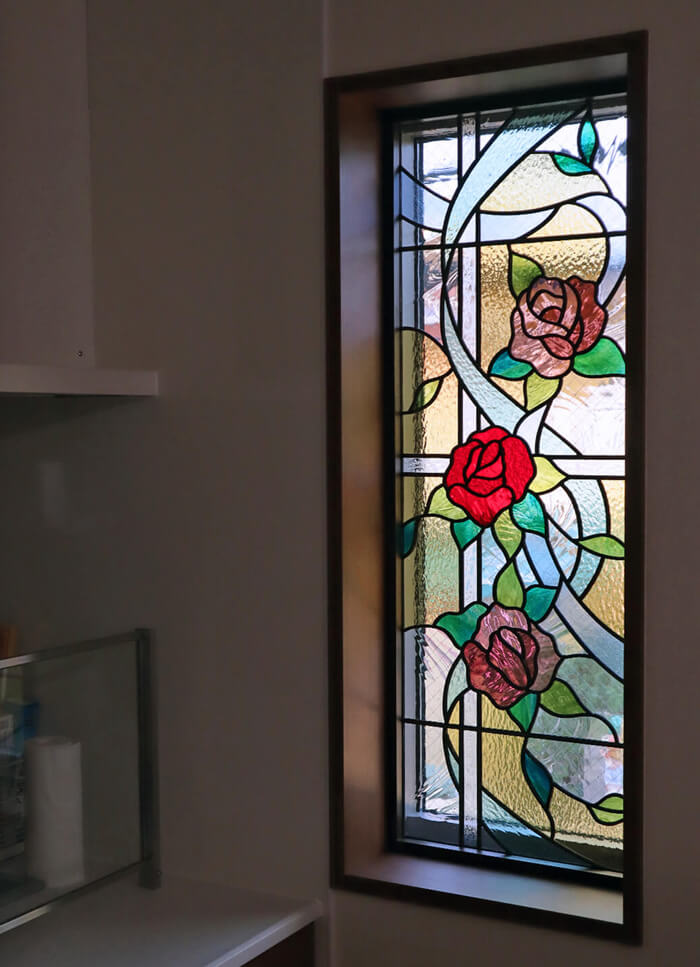 FIX窓に取り付けたバラと抽象デザインのステンドグラス