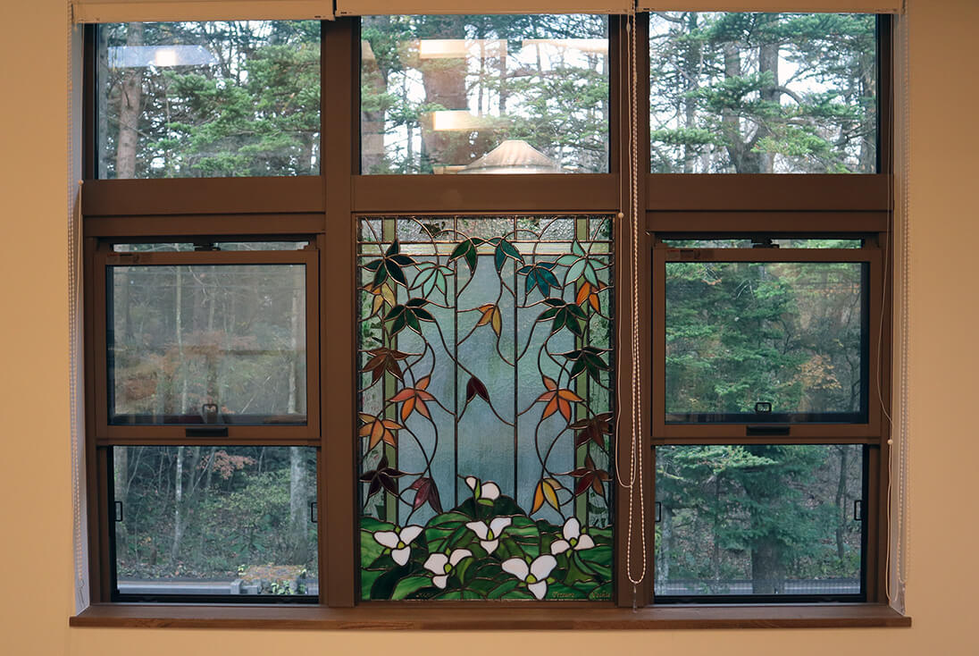 花・植物・風景のデザイン-036 もみじと延齢草のステンドグラス