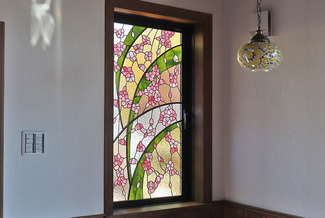個人邸宅 和風のデザイン-014「桜」 取り付けた桜のステンドグラス全体の様子