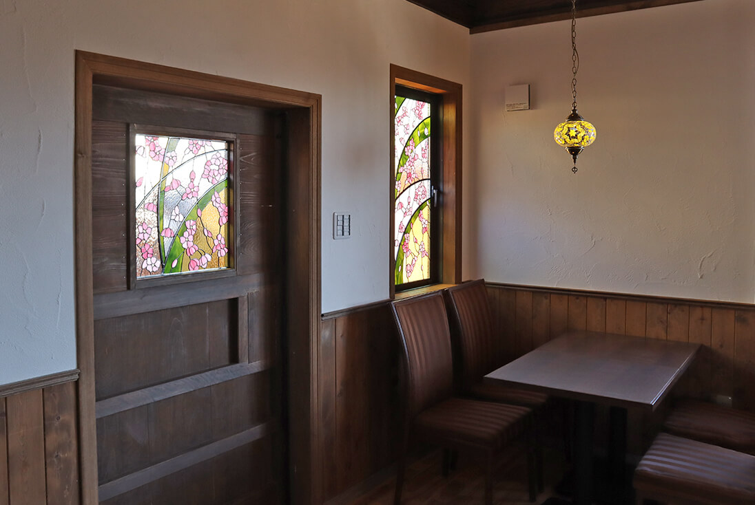 個人邸宅 和風のデザイン-014「桜」 取り付けた2種類のステンドグラスの様子