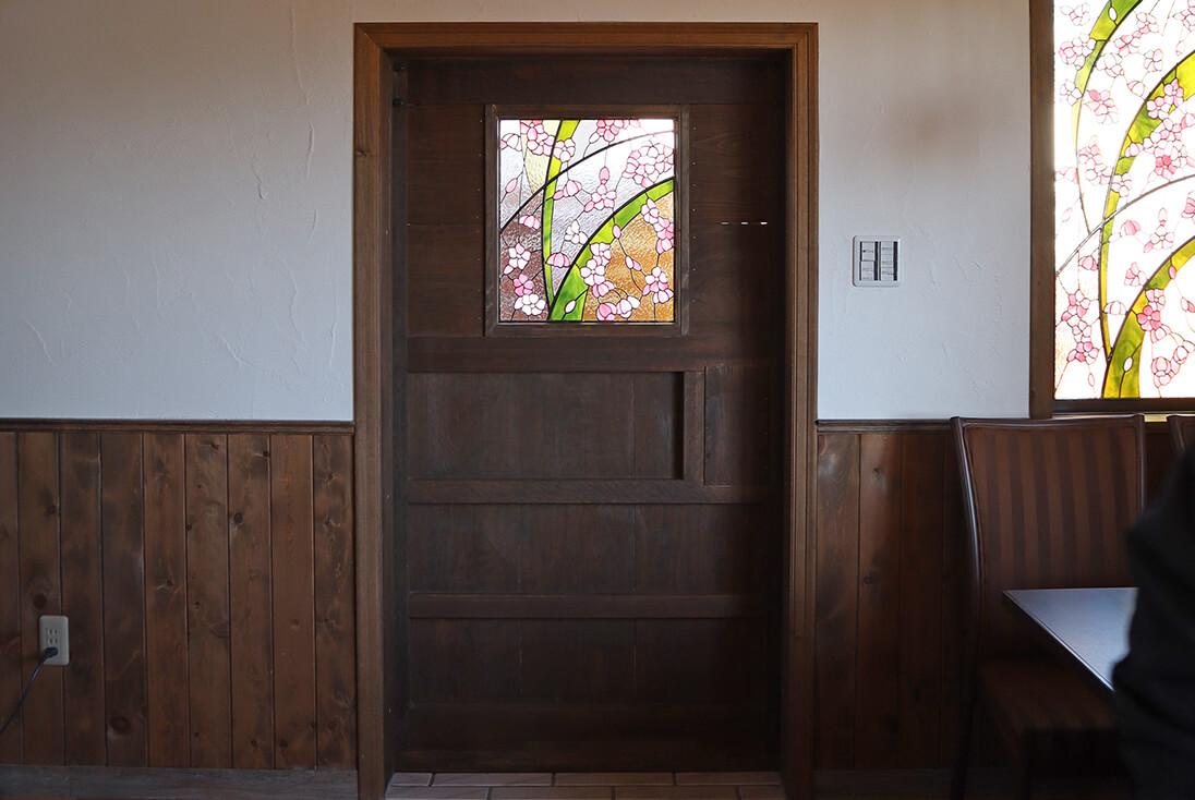 個人邸宅 和風のデザイン-014「桜」 建具に取り付けた桜のステンドグラス