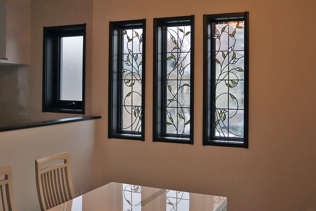 花・植物・風景のデザイン-037 3連窓の小花をデザインしたステンドグラス