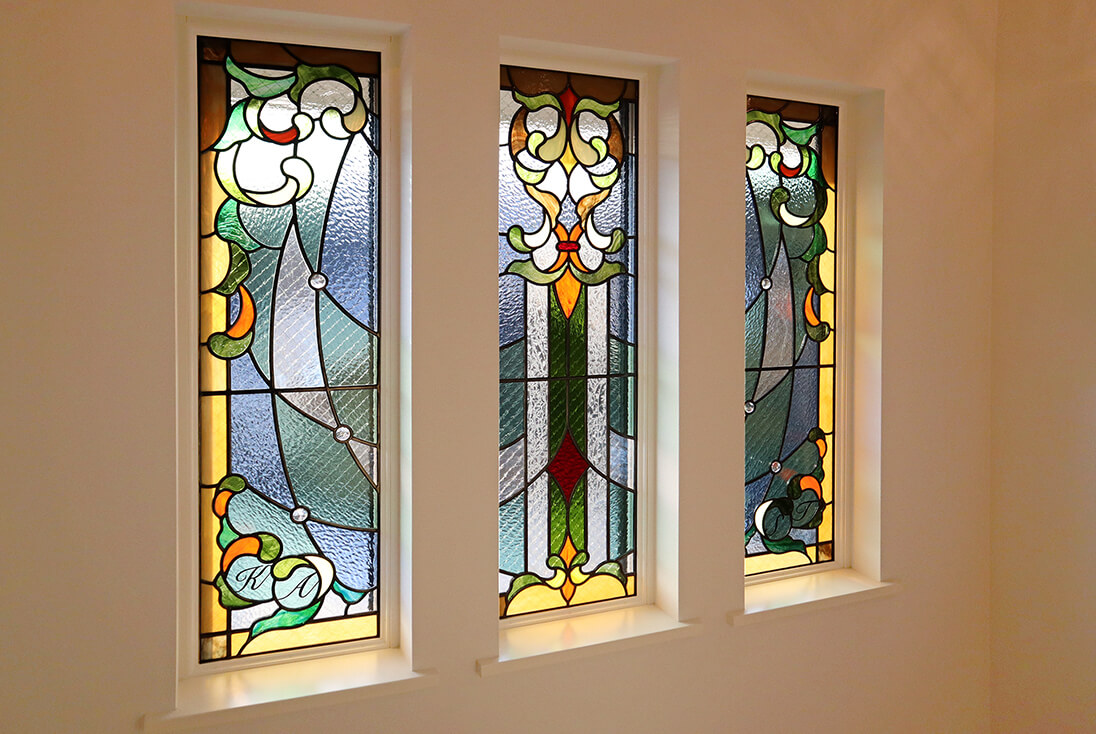 個人邸宅 アール・ヌーボー、ヴィクトリア-016 階段に取り付けた3連ステンドグラス（アンバー系のガラス）