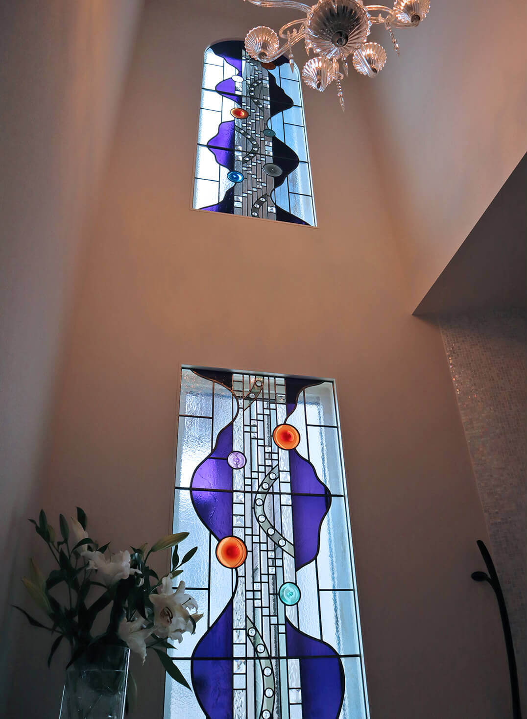 エントランス吹き抜けに取り付けた、縦並び2枚のステンドグラス