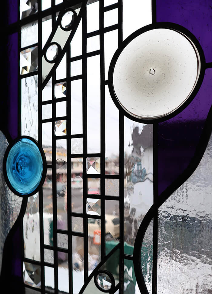 ステンドグラスに使われているロンデル、ジュエル、ベベルのクローズアップ