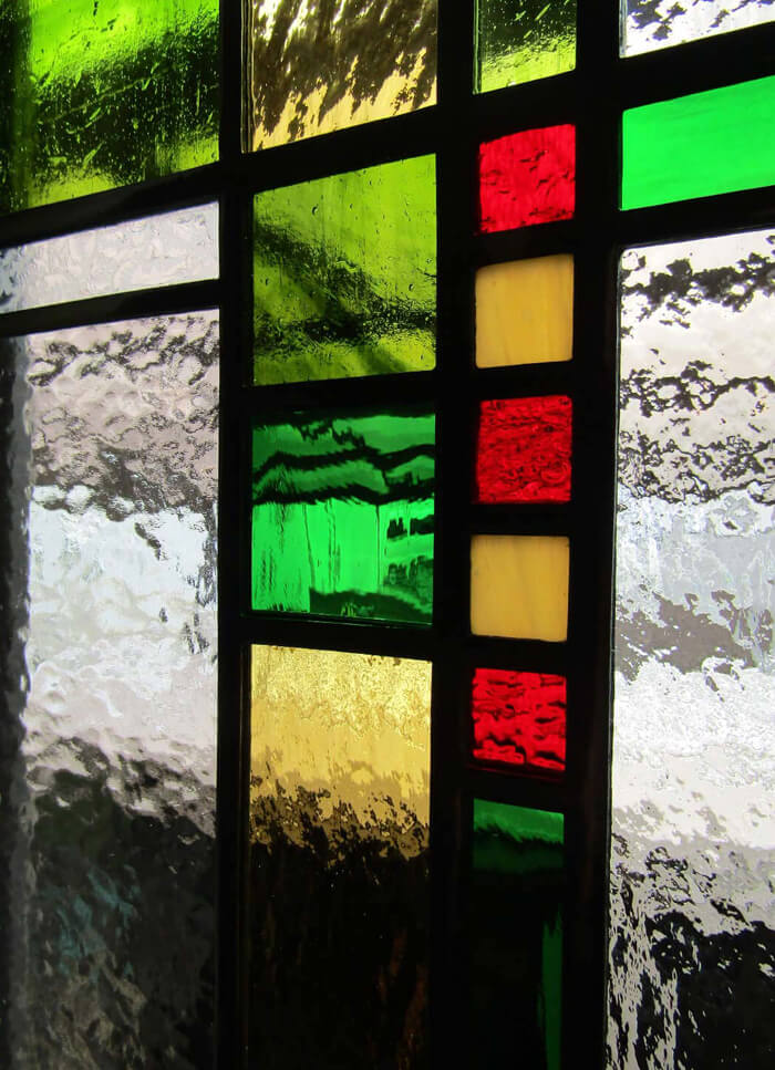 シンプルな幾何学デザインのステンドグラス（グリーン系） ガラスのテクスチャと鉛線