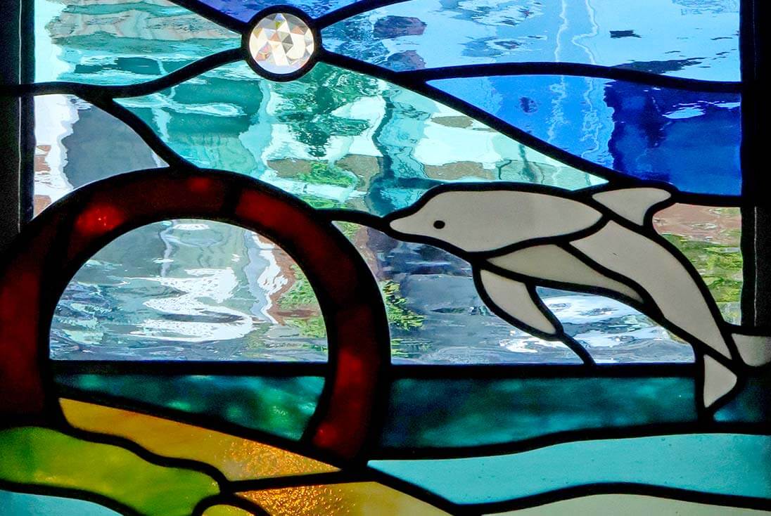 鳥・犬・猫・魚などのデザイン-019 イルカのステンドグラス 一部ロンデル、イルカ部分拡大イメージ