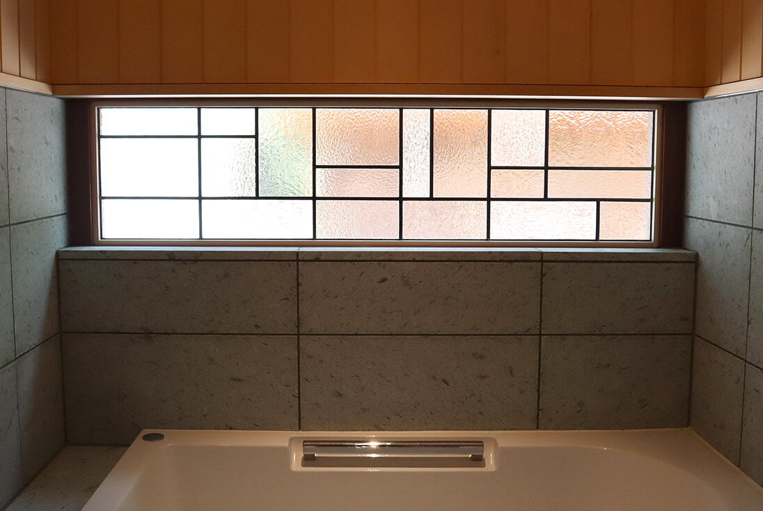 個人邸宅 シンプルなデザイン-008 浴室に取り付けた無彩色のガラスを使った幾何学デザインのステンドグラス