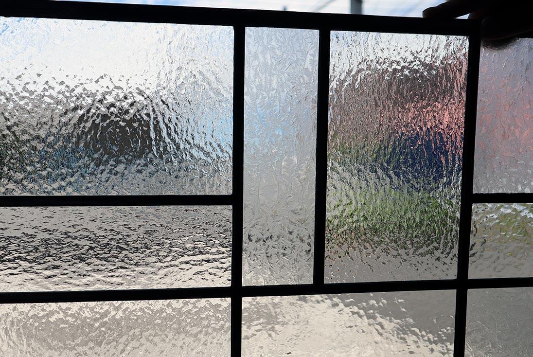 個人邸宅 無彩色・モノトーン-002 シンプルな幾何学デザインのステンドグラス ガラスのテクスチャと鉛線