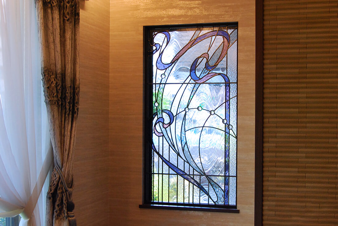 個人邸宅 モダンスタイルのデザイン-011 流れるようなリボンとジュエルが目を引く抽象デザインのステンドグラス