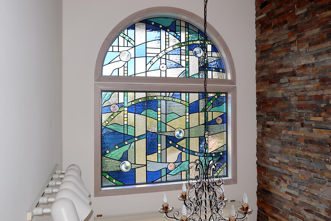 個人邸宅 抽象（流れのあるデザイン）-018 アーチ窓に取り付けたステンドグラスの様子