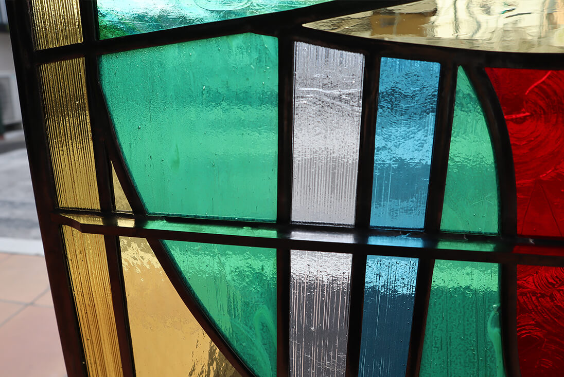 個人邸宅 抽象（流れのあるデザイン）-019 大きいステンドグラスの強度を高めるために接合した真鍮の補強部分