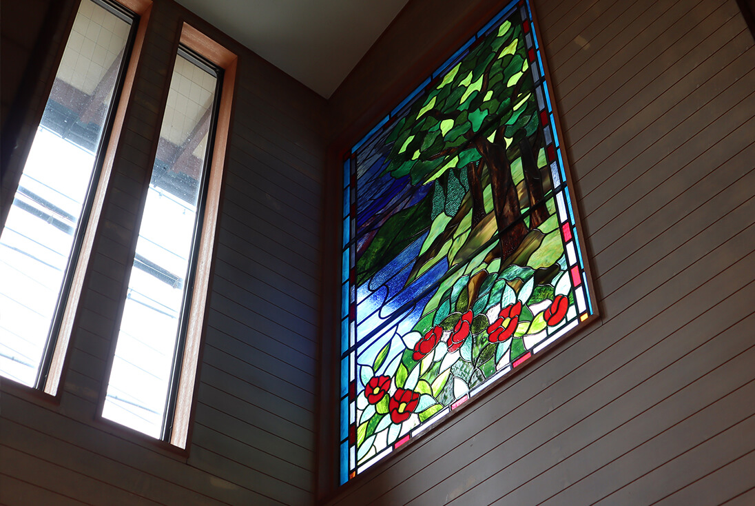 花・植物・風景のデザイン-045 吹き抜けに取り付けたステンドグラスを下から見上げた様子