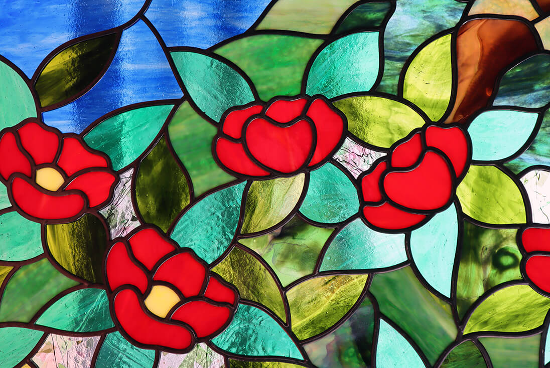 花・植物・風景のデザイン-045 ステンドグラスの赤い椿の部分を一部拡大したイメージ