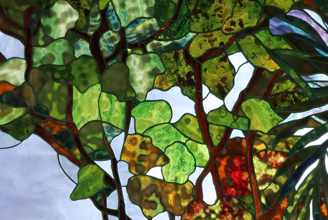 Louis Comfort Tiffany「キリストの洗礼を受ける子供」 ステンドグラスモザイク作品の一部を拡大したガラスのテクスチャ(texture) 木々の部分