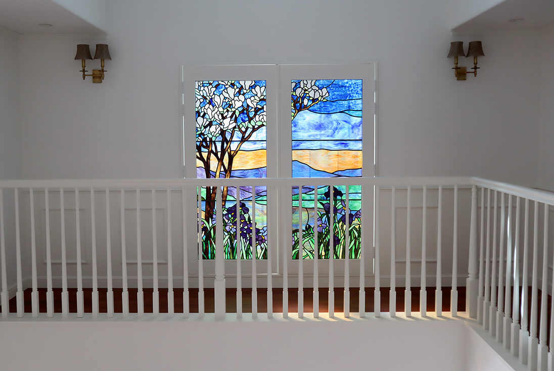 Louis Comfort Tiffany「モクレンの木と夕日のある風景」 建具に取り付けた2枚組のステンドグラス
