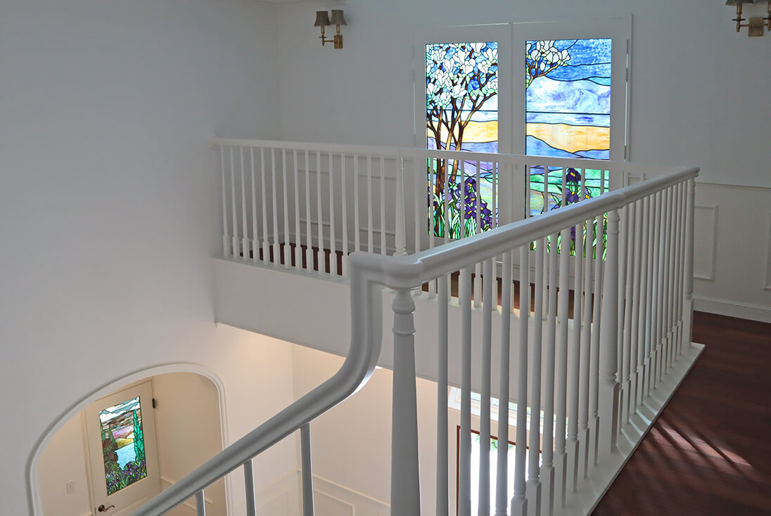 Louis Comfort Tiffany「モクレンの木と夕日のある風景」 別の建具に取り付けたステンドグラスと2作品を収めた写真