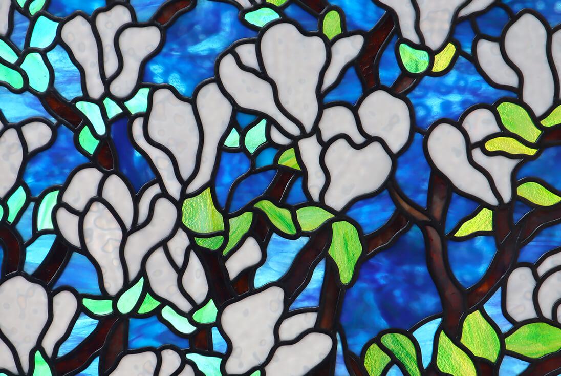 Louis Comfort Tiffany「モクレンの木と夕日のある風景」 ガラスのテクスチャが見えるようにモクレン部分を拡大したイメージ