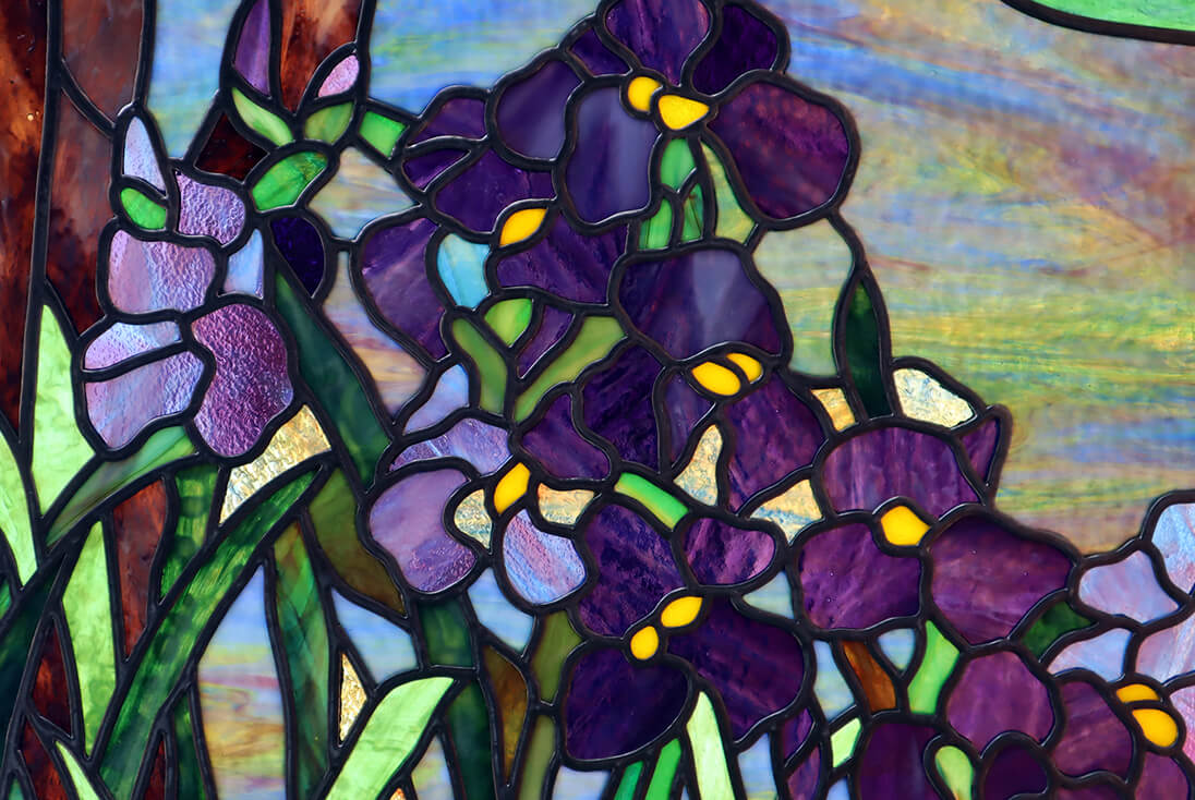 Louis Comfort Tiffany「モクレンの木と夕日のある風景」 ガラスのテクスチャが見えるように菖蒲部分を拡大したイメージ