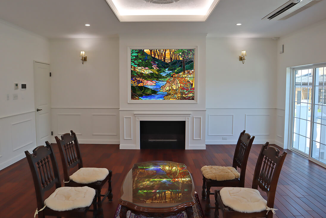 Louis Comfort Tiffany「水辺の小鹿」 白を基調としたリビングのインテリアに映えるステンドグラス