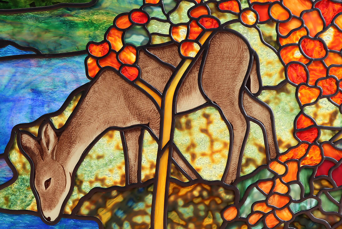 Louis Comfort Tiffany「水辺の小鹿」 焼き絵付けで原画を忠実に表現した鹿