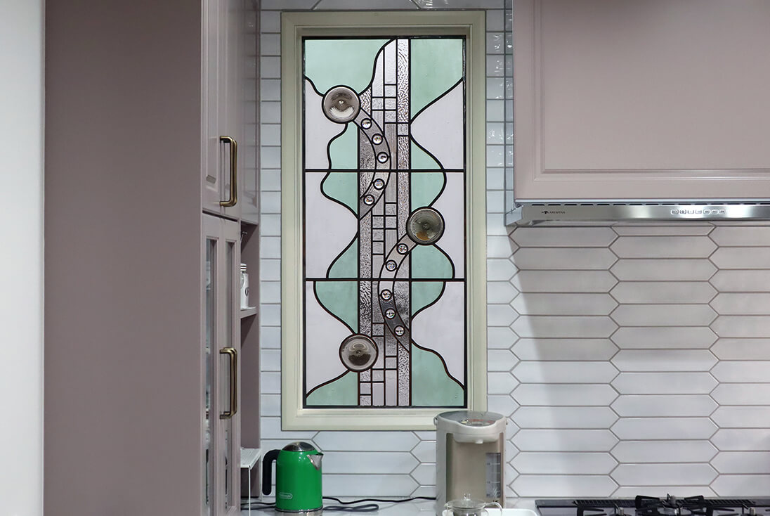 個人邸宅 抽象（流れのあるデザイン）-022 キッチンの窓に取り付けた抽象デザインのステンドグラス