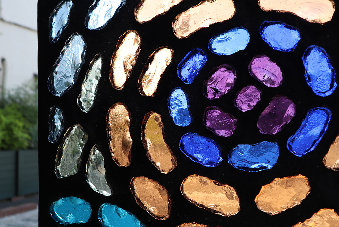 ダル・ド・ヴェール-008 作品(上部)の一部拡大イメージと形や割れ方がそれぞれ異なるガラス