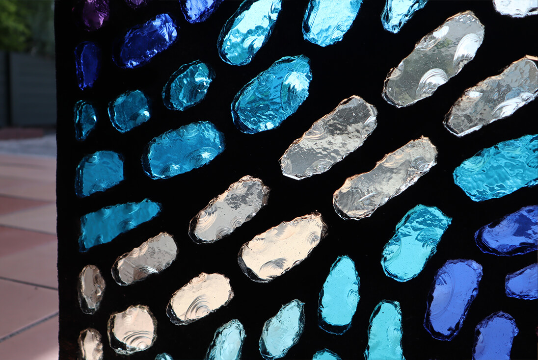 ダル・ド・ヴェール-008 作品(下部)の一部拡大イメージと形や割れ方がそれぞれ異なるガラス