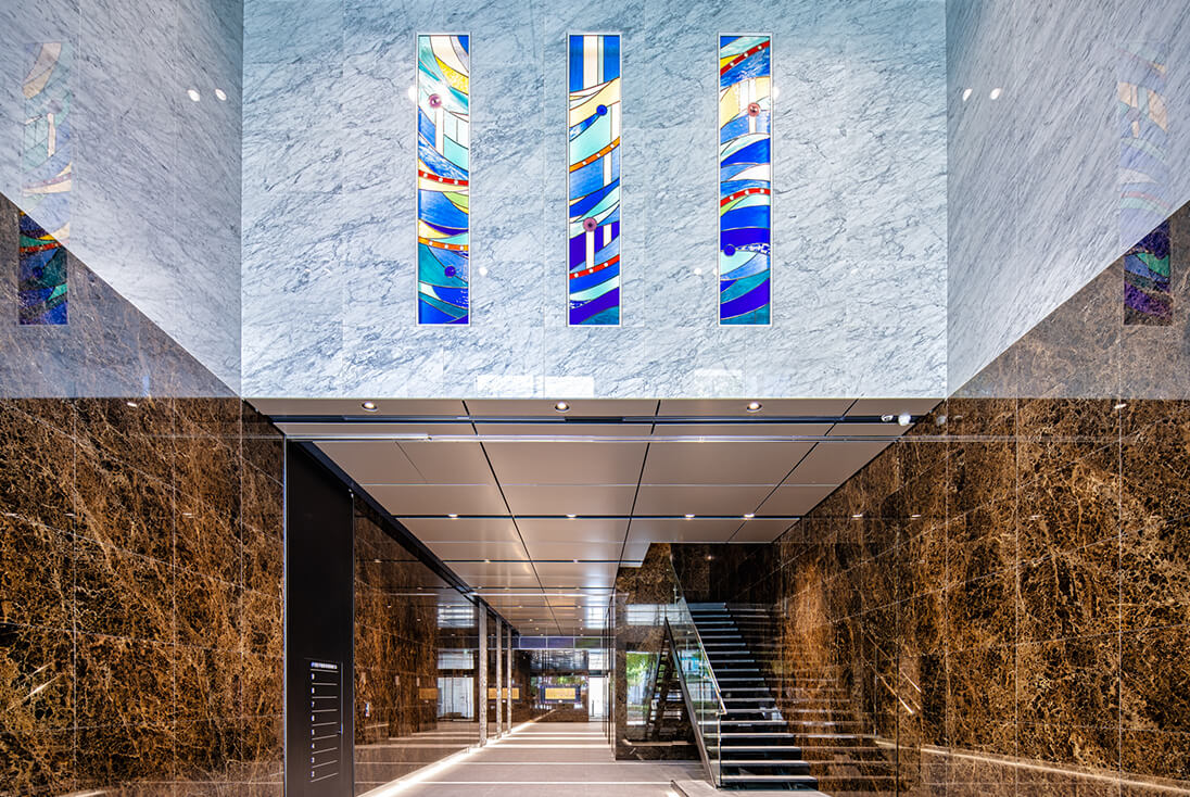 日生不動産新潟駅前ビル エントランスに取り付けられた抽象的なデザインのステンドグラス