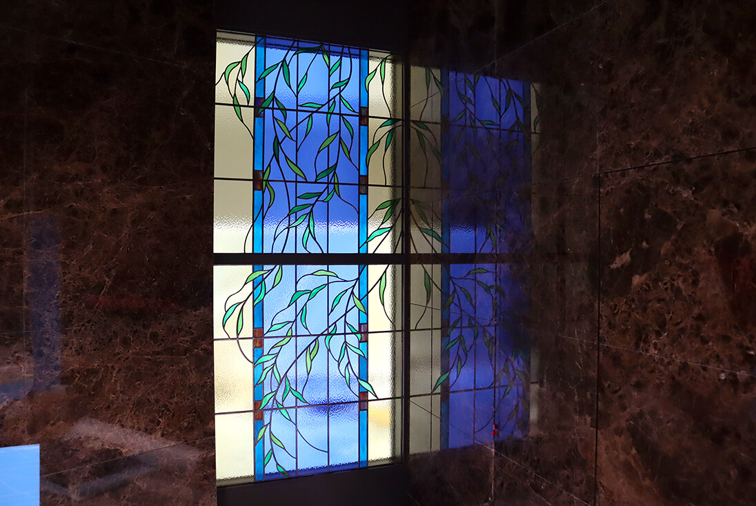日生不動産新潟駅前ビル 枝垂れ柳をモチーフにデザインしたステンドグラス作品