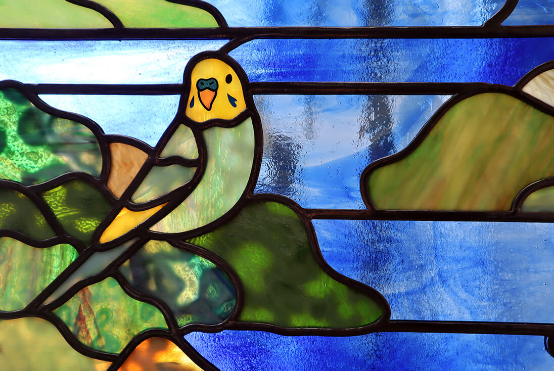 バラ・ブドウのデザイン-024　ステンドグラス(中部)のインコ部分拡大イメージとガラステクスチャ