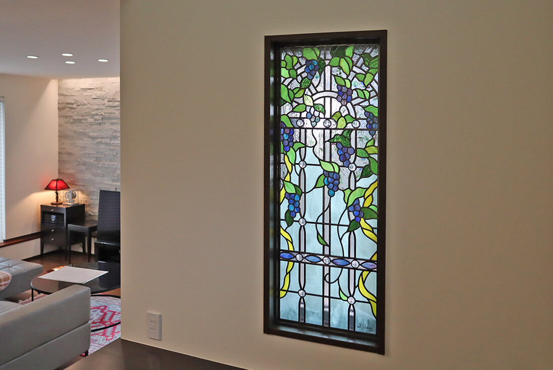 バラ・ブドウのデザイン-025　リビングのインテリアに映えるブドウをモチーフにしたステンドグラス