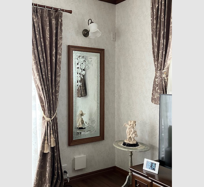 クラシカルなインテリアや家具と調和したバラのミラーエッチング