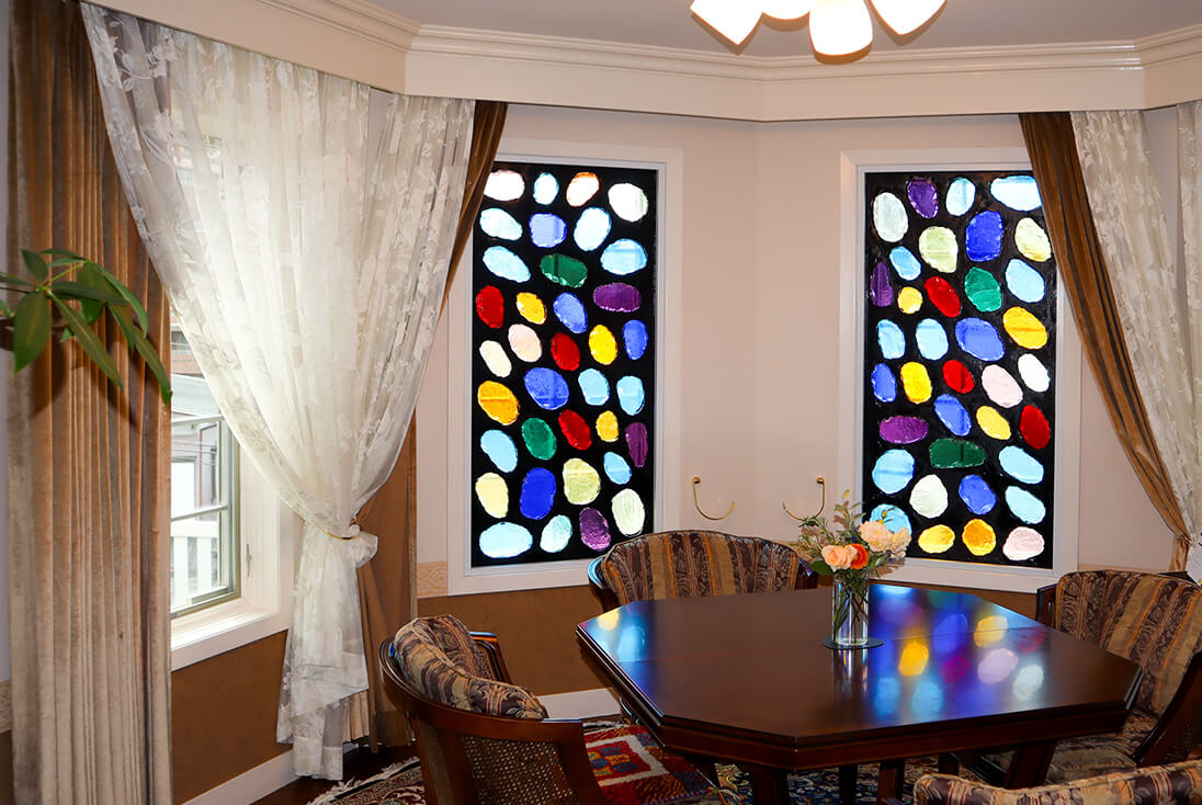 窓に取り付けたダル・ド・ヴェール作品とクラシカルなインテリアのお部屋