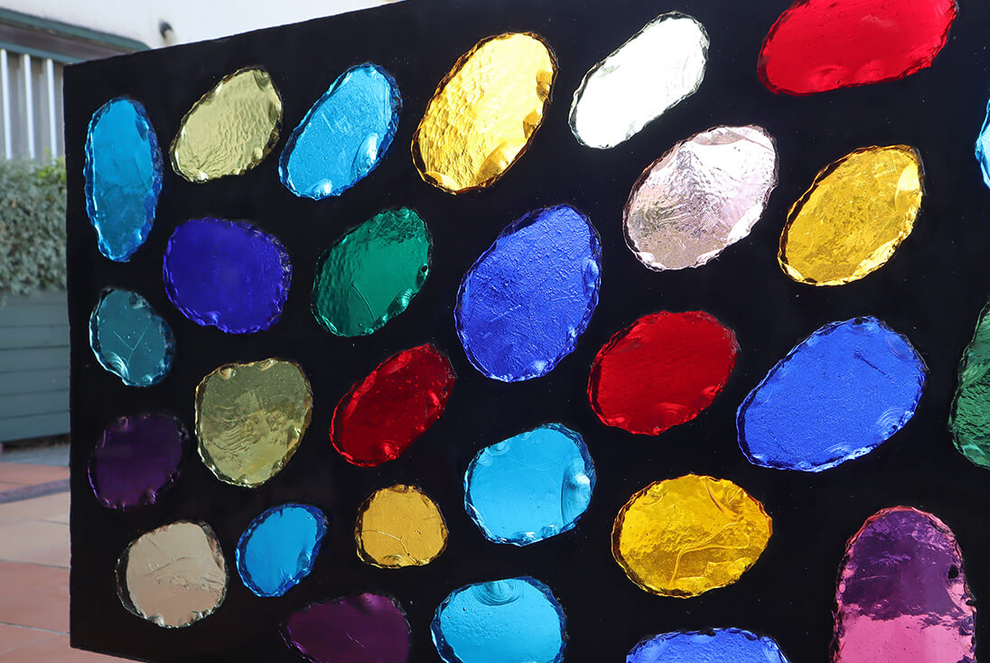 ダル・ド・ヴェール作品　一部拡大イメージ（ガラスの形や割れ方がそれぞれ異なる様子）