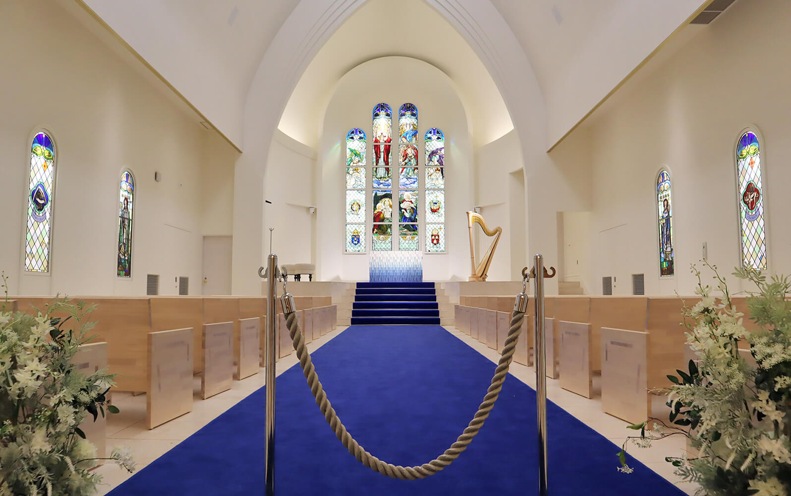 アニヴェルセル表参道 チャペル ステンドグラス全体の様子