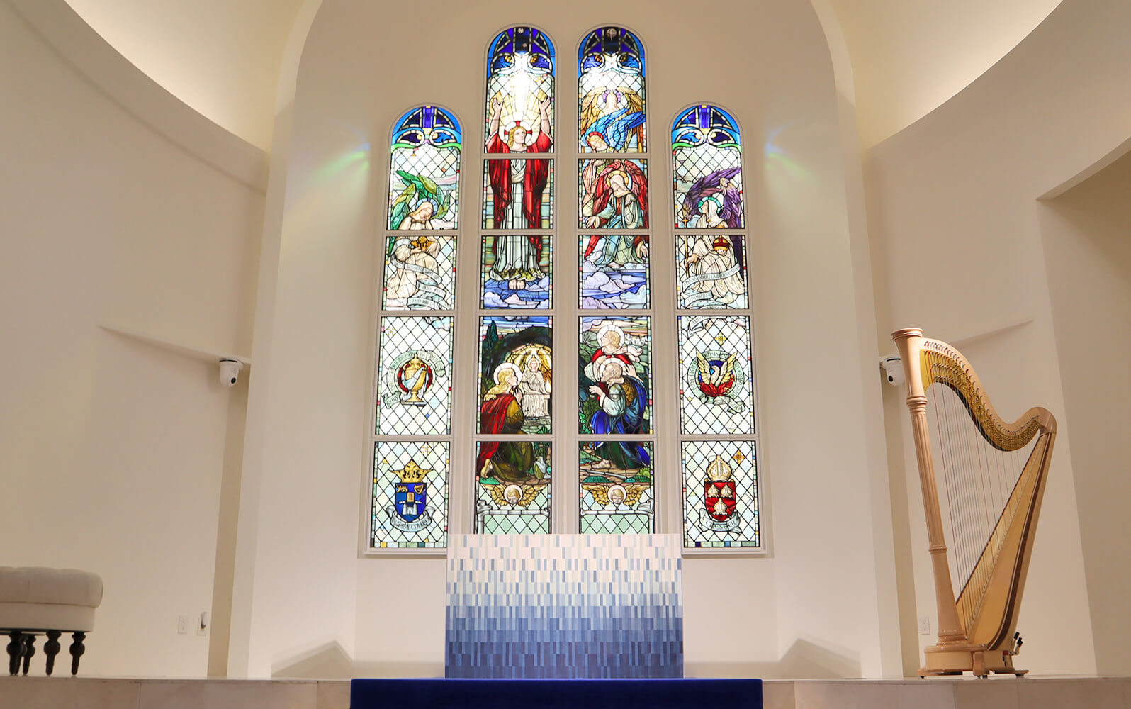 アニヴェルセル表参道 チャペル 正面のステンドグラス