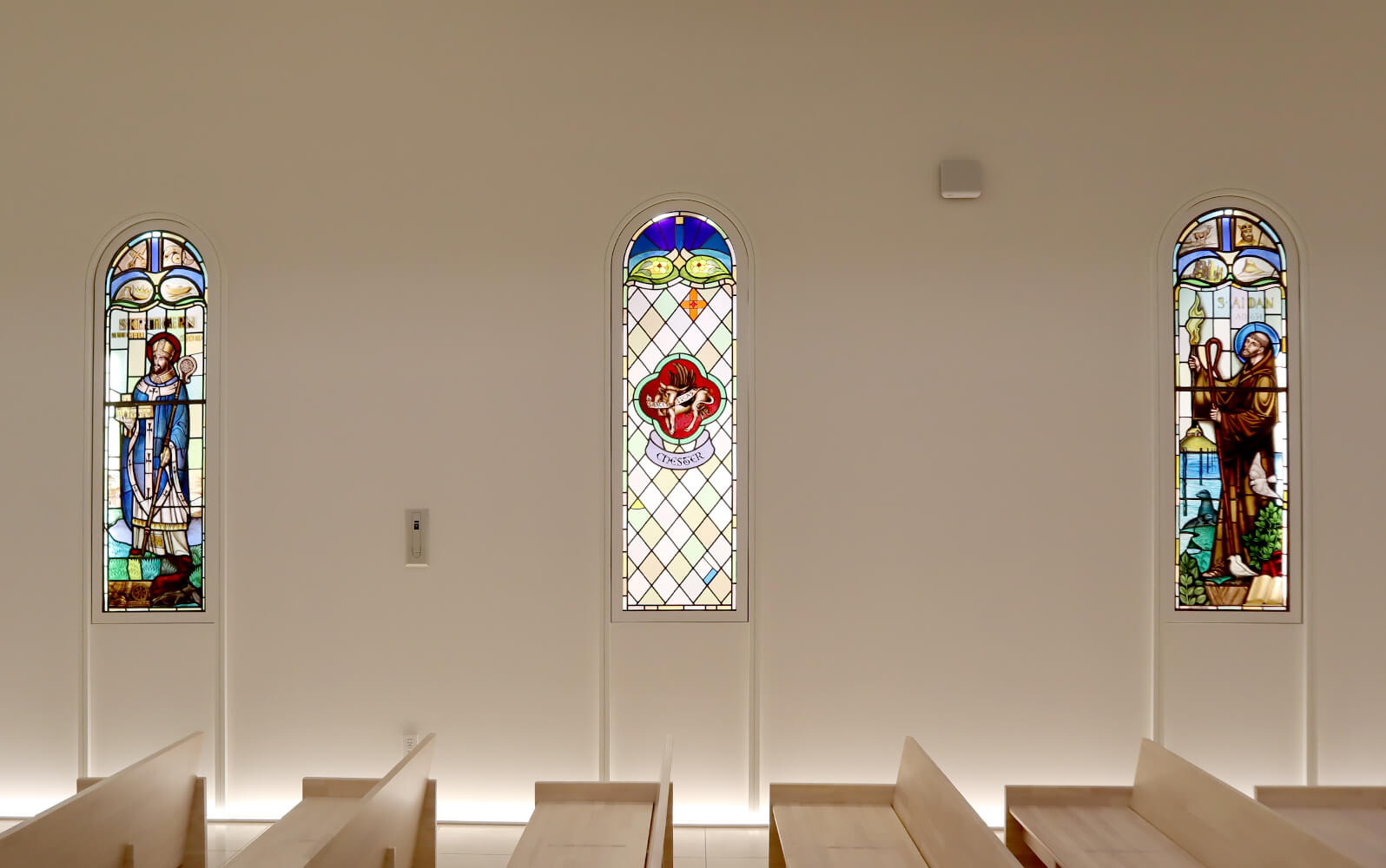 チャペルサイド（右側）のステンドグラス