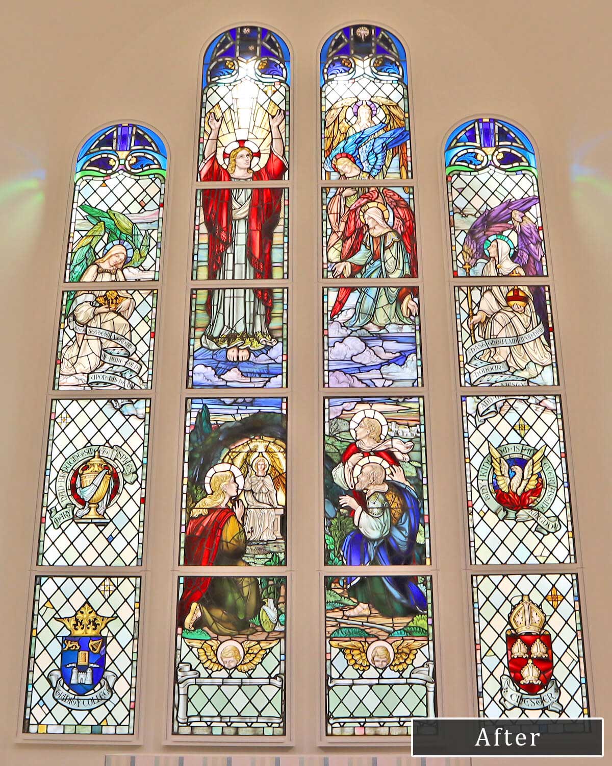 チャペル正面のアンティークステンドグラス 加工後の状態