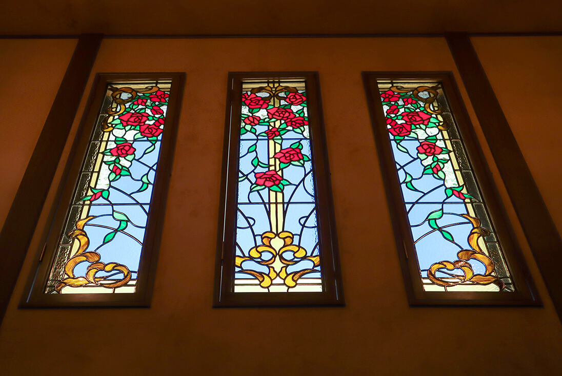 玄関ホール吹き抜けの下から見上げたステンドグラスの様子