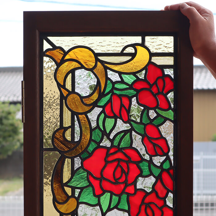 ステンドグラス(左)の一部拡大イメージとガラステクスチャ