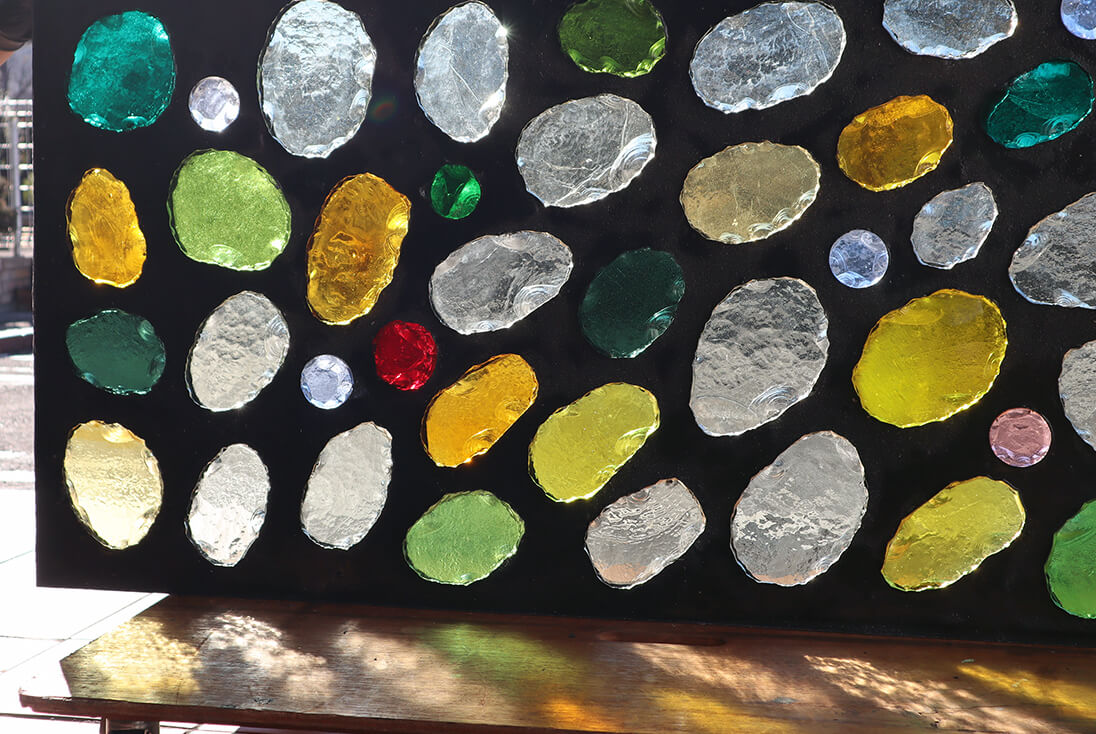 ダル・ド・ヴェール作品　一部拡大イメージ（ガラスの形や割れ方がそれぞれ異なる様子）