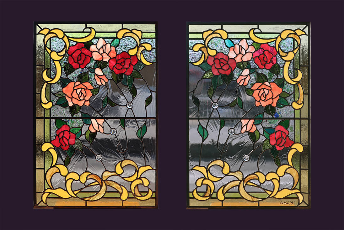 バラをデザインした二連ステンドグラスの全体の様子