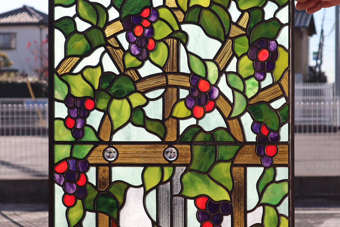 ステンドグラス(上部)の一部拡大イメージとガラステクスチャ、カットジュエル