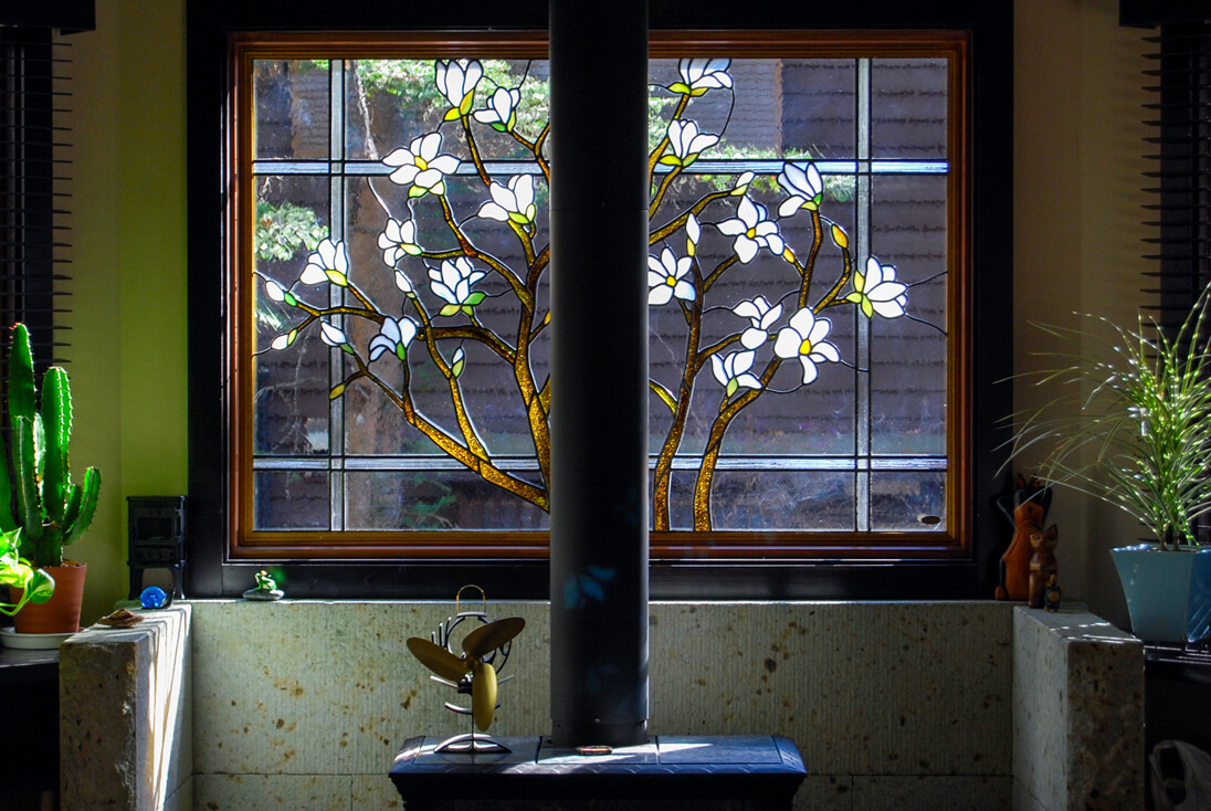 窓に取り付けたステンドグラス