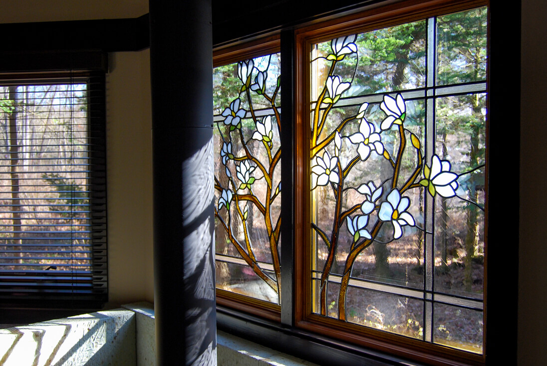 暖炉の煙突と窓に取り付けたステンドグラス